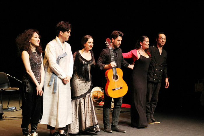 Los artistas del concierto ‘Encuentro entre música tradicional de Corea y España: Pansori y Flamenco’ se despiden de los públicos el 22 de mayo, en el Teatro de la Abadía de Madrid, España.